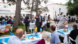 Il pranzo conviviale con il vescovo al termine della messa di domenica 26 luglio